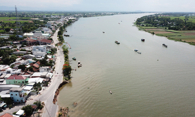 Hai điểm sạt lở trên quốc lộ 91, đoạn qua huyện Châu Phú, tỉnh An Giang, năm 2019 và 2020.Ảnh: An Bình