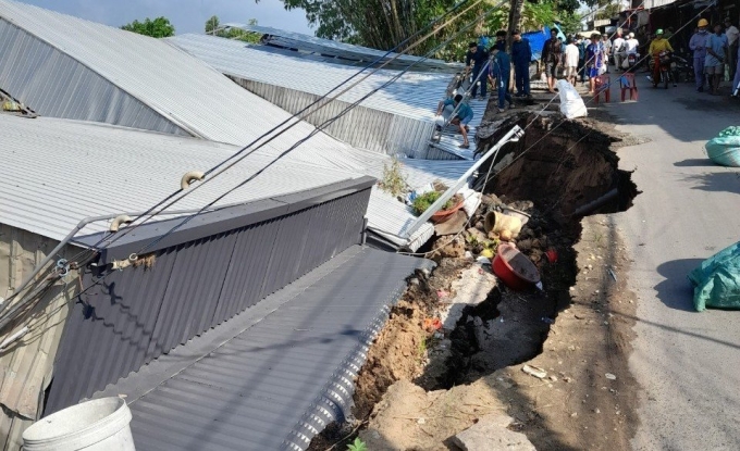 Dãy nhà buôn bán tại xã Khánh Hoà, huyện Châu Phú (An Giang) sụp xuống sông, sáng 24/5. Ảnh:Huy Khanh