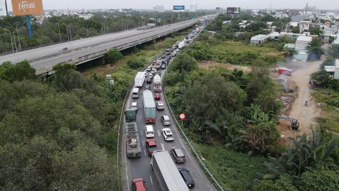 Ôtô xếp hàng dài trên cao tốc qua hiện trường vụ cháy xe. Ảnh: Đình Văn