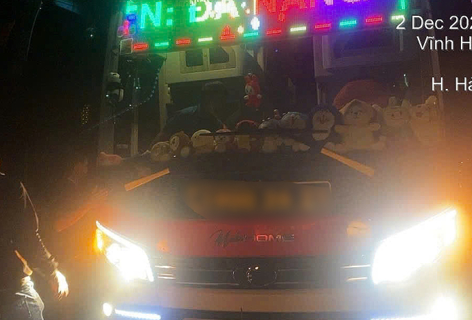 Ôtô dừng trên làn khẩn cấp cho khách đi vệ sinh tối 2/12. Ảnh: CSGT