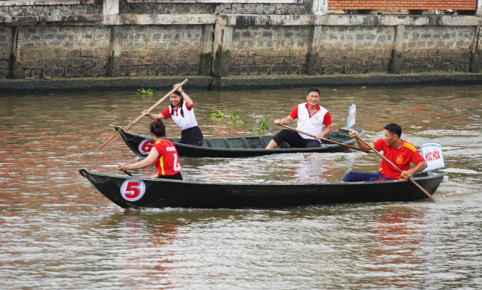 Phần tranh tài của hai đội Công an tỉnh và huyện Mộc Hóa ở hạng mục đôi nam - nữ. Ảnh: Nam An