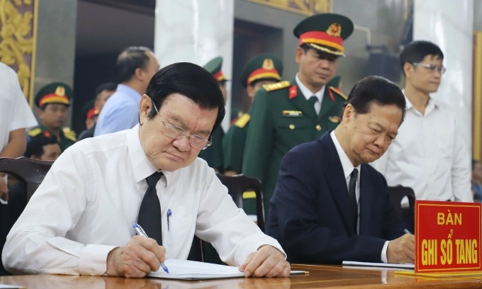 Nguyên Chủ tịch nước Trương Tấn Sang, nguyên Thủ tướng Nguyễn Tấn Dũng ghi sổ tang tại lễ viếng 12 liệt sĩ Quân khu 7. Ảnh: Lê Tuyết