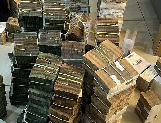 Khối lượng lớn tiền mặt bị coi là tang vật vụ án. Ảnh: Công an nhân dân