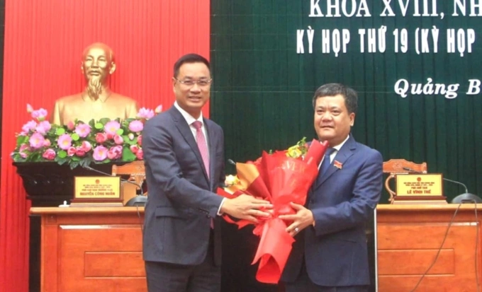 Ông Trần Phong nhận hoa chúc mừng sau khi được bầu giữ chức Chủ tịch UBND tỉnh Quảng Bình. Ảnh: Vạn An