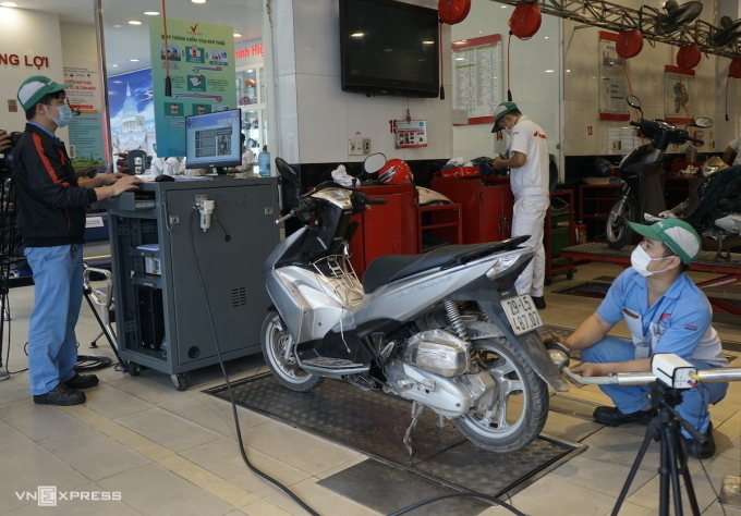 Kiểm định khí thải xe máy tại một đại lý ở Hà Nội năm 2021. Ảnh: Gia Chính