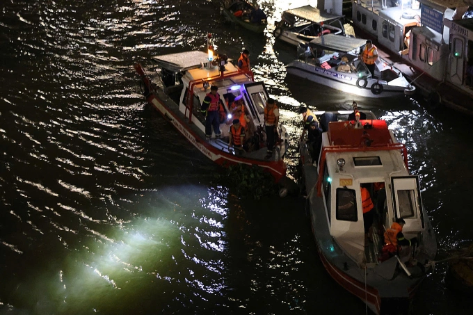 Ca nô, thợ lặn đang tìm kiếm ôtô và nạn nhân bị rơi xuống sông. Ảnh: Phước Tuấn