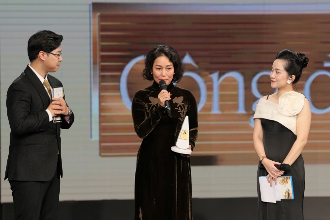 Bà Lê Thị Thu Thủy (giữa) Phó chủ tịch Tập đoàn Vingroup kiêm Chủ tịch VinFast đại điện thương hiệu lên nhận giải thưởng. Ảnh: VinFast