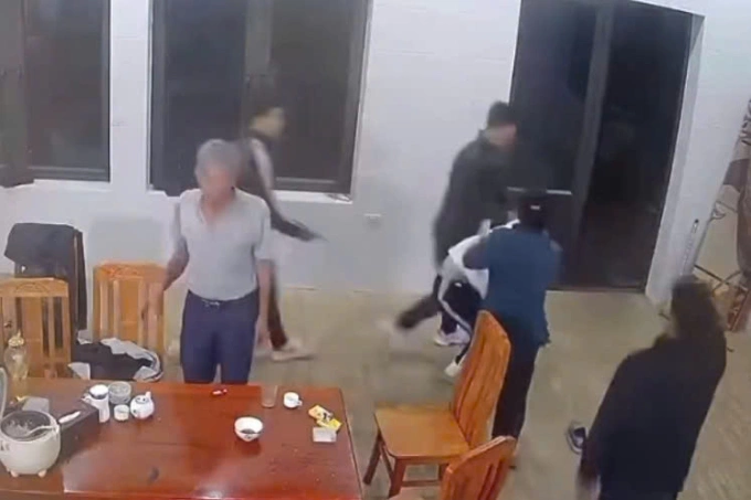 Vụ việc được camera an ninh ghi lại. Ảnh Chụp màn hình