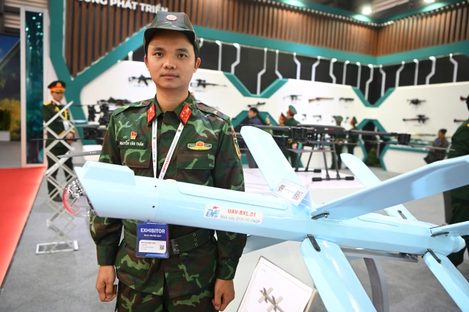 Đại úy Nguyễn Văn Thân tại Triển lãm Quốc phòng 2024. Ảnh: Giang Huy