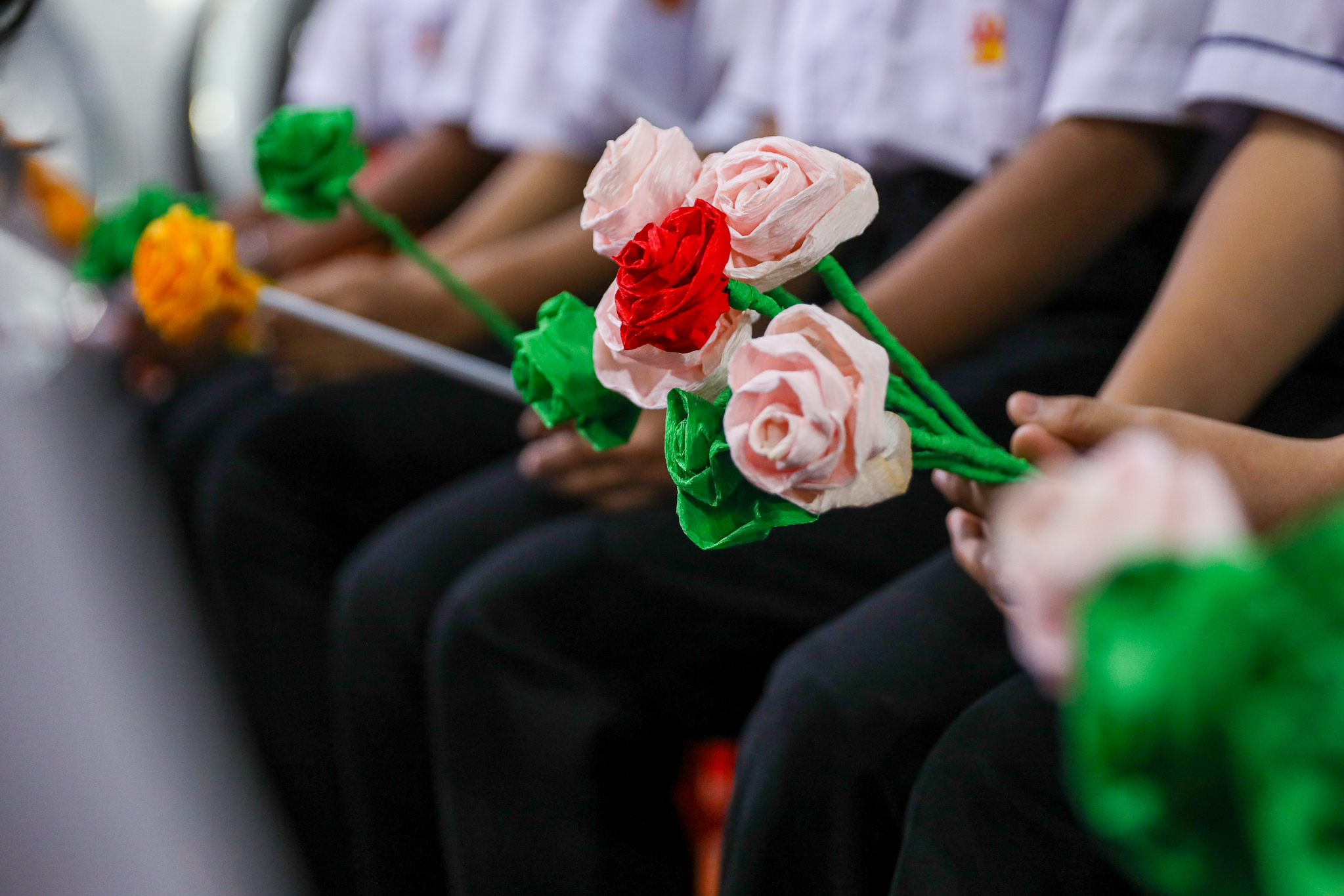 Bông hồng được kết bằng những hy sinh trong mùa vọng của các học sinh tại Nhà nội trú. Nha-lu-u-tru-sa-c-to-c-Hoa-Bi-4185-7239-