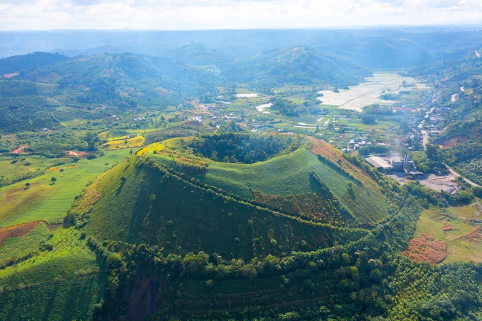 Miệng núi lửa Nam Kar trong quần thể công viên địa chất toàn cầu UNESCO Đăk Nông. Ảnh: Ngô Minh Phương