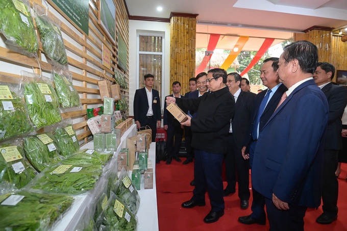 Thủ tướng cùng lãnh đạo Bộ Nông nghiệp và Phát triển nông thôn tham quan một số gian hàng tại trụ sở bộ. Ảnh: Đinh Tùng
