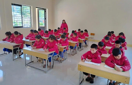 Học sinh điểm trường Mường Piệt học trong lớp mới vừa khánh thành. Ảnh: Đức Hùng