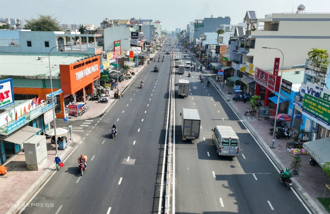 Xe chạy trên đường Tân Kỳ Tân Quý sau khi mở rộng. Ảnh: Quỳnh Trần