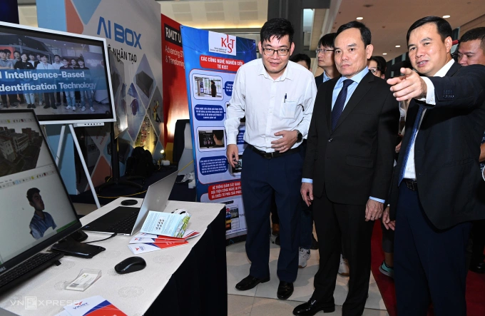 Phó Thủ tướng Trần Lưu Quang (giữa) và Thứ trưởng Bộ Khoa học và Công nghệ Bùi Thế Duy tham quan các sản phẩm công nghệ tại Lễ hội Trí tuệ nhân tạo Việt Nam tổ chức vào tháng 8/2024. Ảnh: Giang Huy