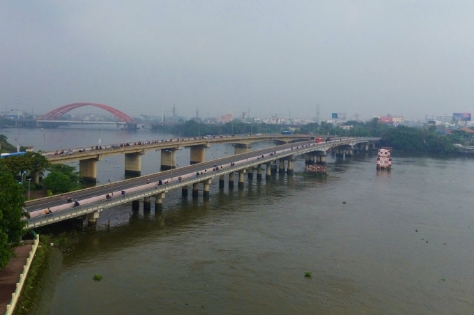 Cầu Bình Triệu 1 (phía trước) hiện tĩnh không chỉ gần 6 m. Ảnh: Hạ Giang