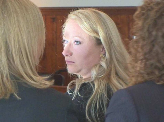 Thủ đoạn 'nói xấu vợ' để thao túng tâm lý người tình 2 Krystal Lee Kenney trên phiên tòa vào tháng 2/2021. Ảnh: KOAA