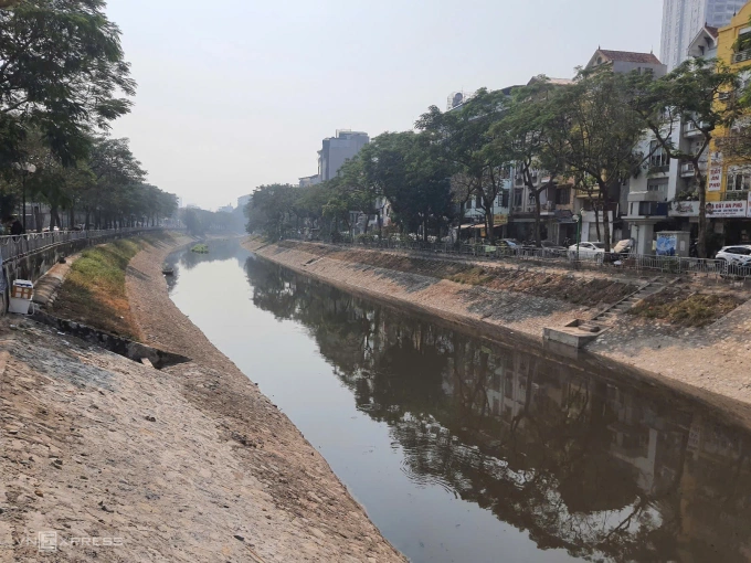 Khoảng 1 tuần nay nước sông Tô Lịch dâng cao do đã bịt đường thoát trong khi hàng chục cống nước thải vẫn chảy trực tiếp vào sông (ảnh chụp ngày 3/1). Ảnh: Võ Hải