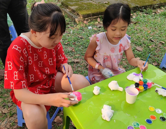Các bệnh nhi tham gia trò chơi tại chương trình. Ảnh: Mỹ Ý
