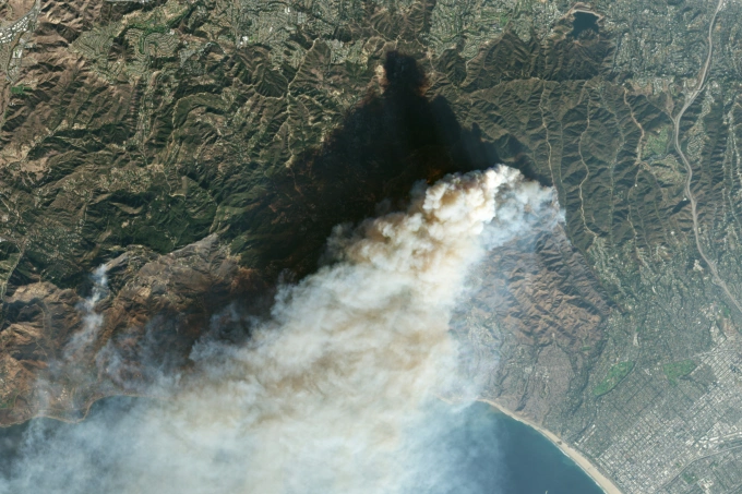 Đám cháy ở Pacific Palisades nhìn từ vệ tinh. Ảnh: AFP