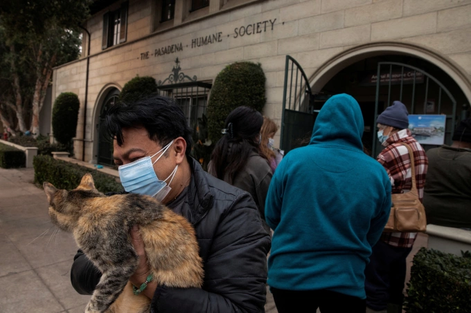 Người dân Los Angeles chờ bên ngoài trung tâm nhân đạo xã hội Pasadene, ngày 8/1. Ảnh: Reuters