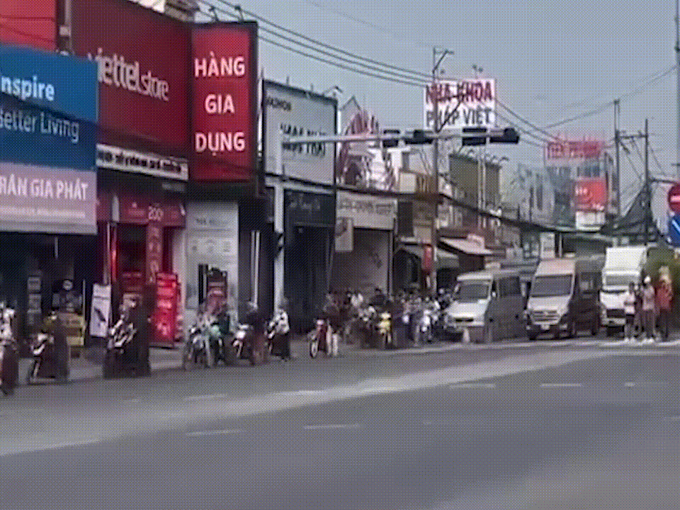 Đèn đỏ gặp sự cố, người dân dắt bộ xe qua giao lộ ở TP HCM