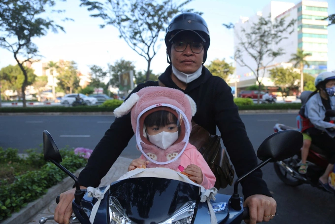 Anh Trương Minh Hoàng chở con đi học buổi sáng ở TP Thủ Đức. Ảnh: Đình Văn