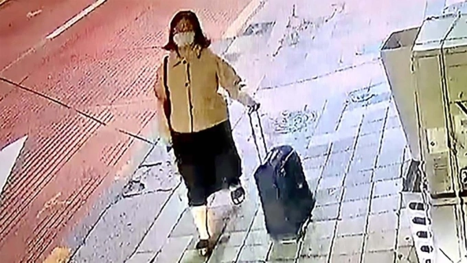 Đêm phi tang thi thể trong valy của 'sát thủ có gương mặt trẻ thơ' 1 Camera giám sát ghi lại cảnh Jeong Yoo-jeong kéo valy đựng thi thể ra đường bắt taxi. Ảnh: