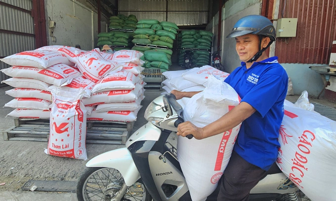 Anh Huỳnh Thanh Tuấn chở gạo giá rẻ về dự trữ. Ảnh: Hoàng Nam
