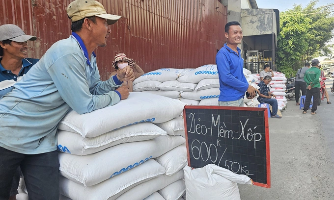 Vựa gạo đại hạ giá hai bên đường tỉnh 868, thị xã Cai Lậy trưa 18/1. Ảnh: Hoàng Nam