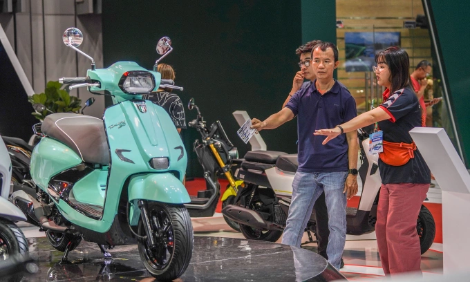 Người dân tìm hiểu một mẫu xe ga SYM tại triển lãm Ôtô Việt Nam (VMS), tháng 10/2024 Ả: Phạm Trung