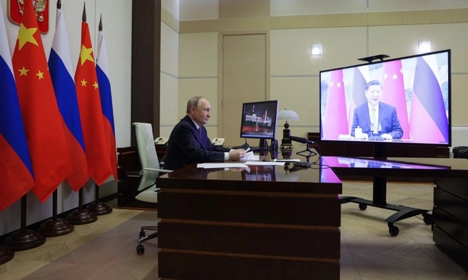 Tổng thống Nga Vladimir Putin nói chuyện qua video với Chủ tịch Trung Quốc Tập Cận Bình ngày 21/1. Ảnh: Reuters