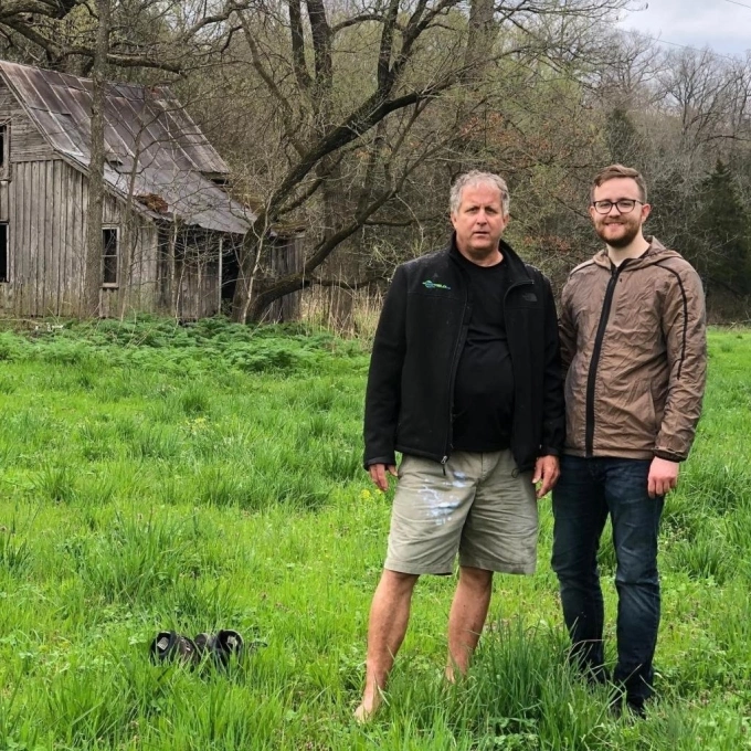 Hai cha con Gene Follin (trái) và Jared Follin. Ảnh: Facebook