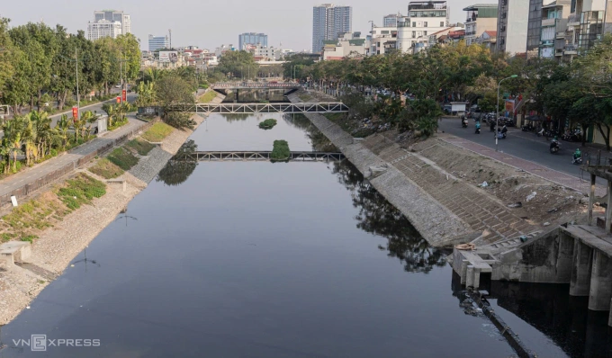 Sông Tô Lịch nhìn từ cầu vượt Lê Văn Lương về phía hạ lưu. Ảnh: Hoàng Giang