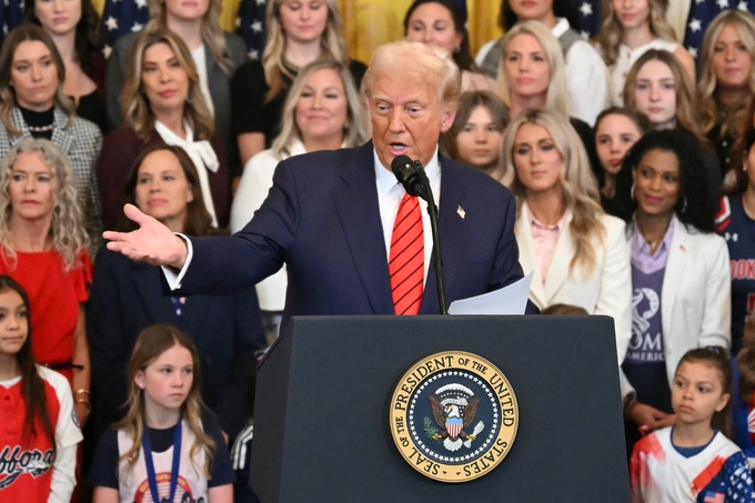 Tổng thống Mỹ Donald Trump phát biểu tại Nhà Trắng ngày 5/2, trước khi ký sắc lệnh cấm người chuyển giới tham gia các môn thể thao nữ. Ảnh: AFP