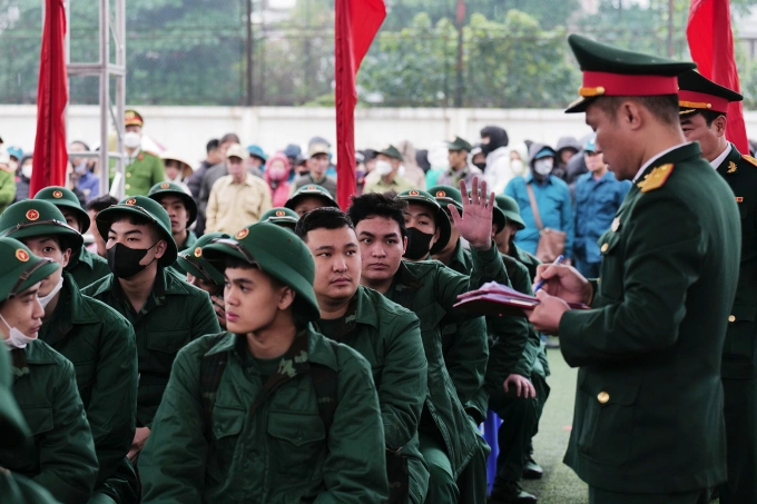 Thanh niên lên đường nhập ngũ tại Hà Nội, năm 2023. Ảnh: Ngọc Thành