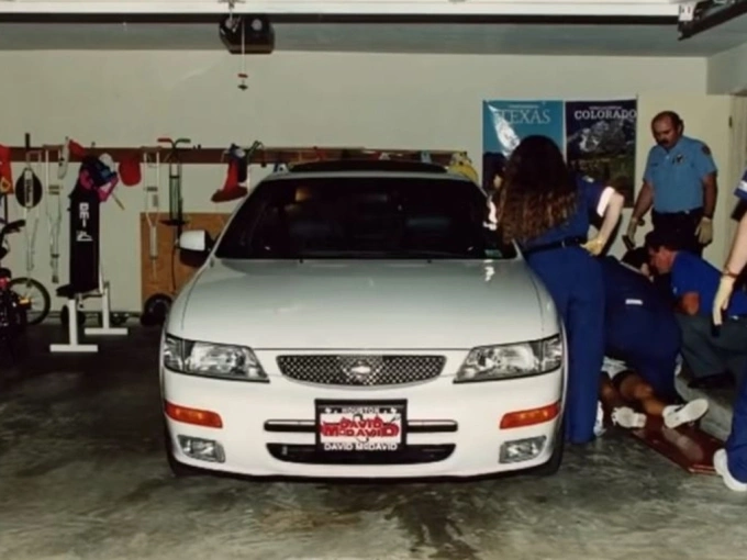 Âm mưu thủ tiêu vợ để che đậy sở thích tình dục lệch lạc 1 Cảnh sát điều tra hiện trường án mạng trong gara nhà Farah Fratta. Ảnh: news.com.au