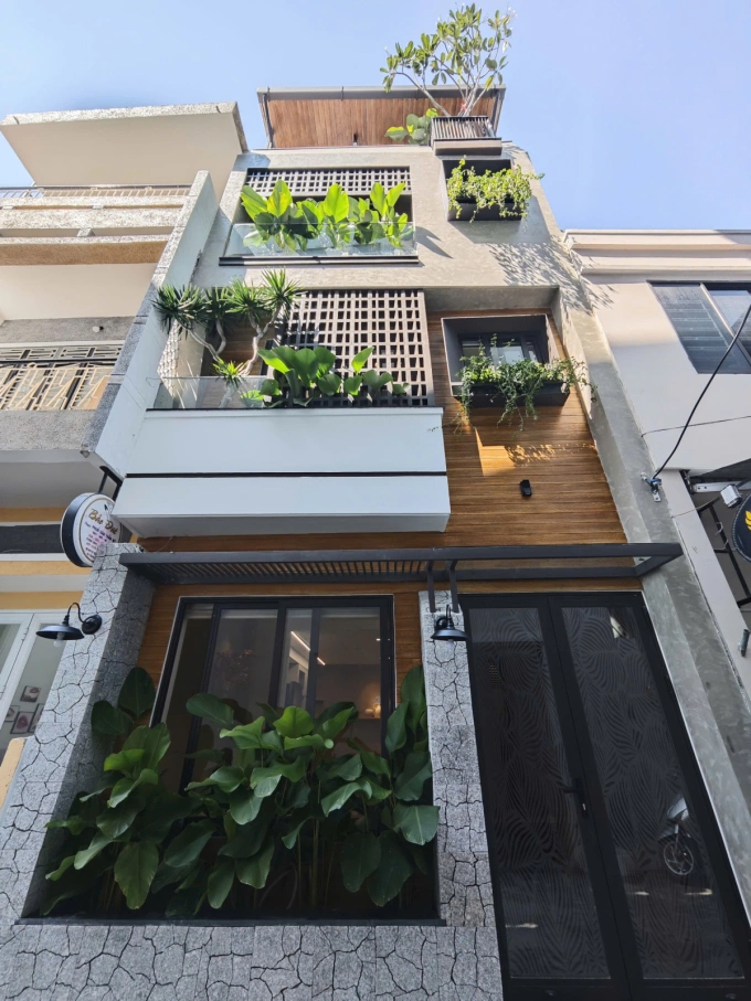 Mặt tiền kết nối trực tiếp với bên ngoài. Ảnh: Dung Nguyen