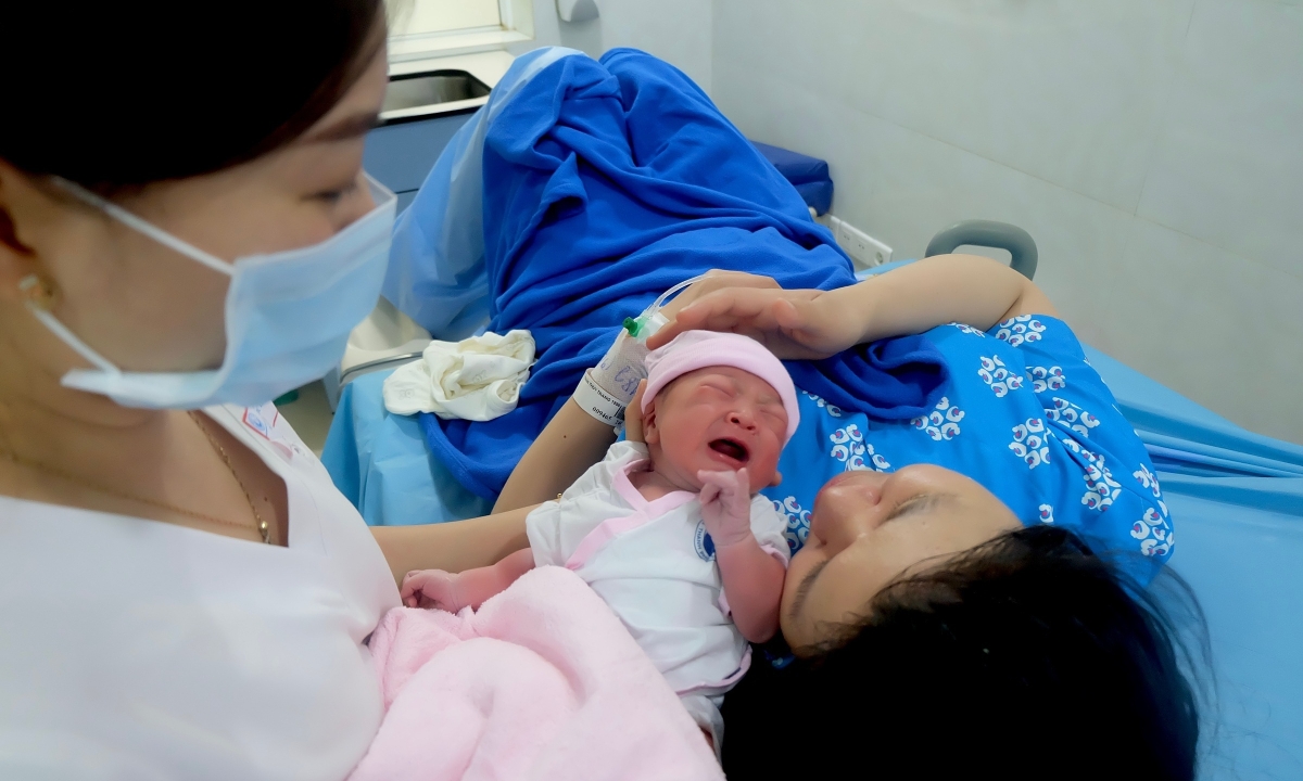 Bộ Chính trị yêu cầu không kỷ luật đảng viên sinh con thứ ba