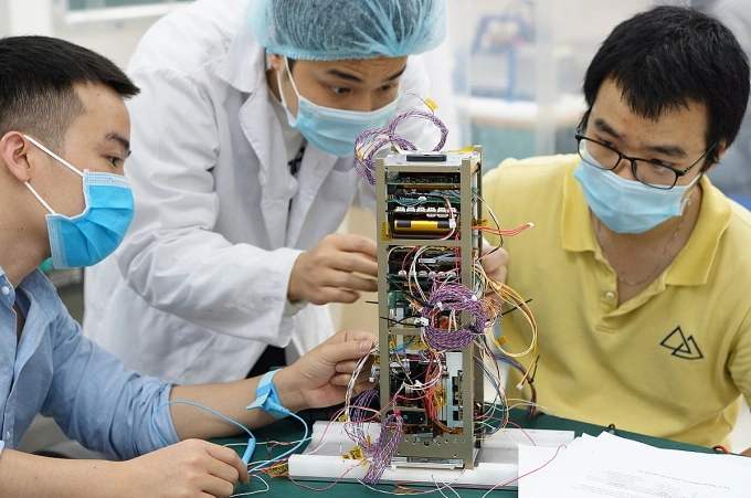 Các kỹ sư Việt Nam thiết kế vệ tinh NanoDragon. Ảnh:VNSC