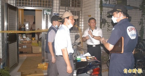Thảm án 5 thi thể xếp chồng trong phòng tắm 1 Cảnh sát phong tỏa hiện trường án mạng tại nhà số 25, ngõ 258 phố Cát Xương, huyện Hoa Liên. Ảnh: Ziyoushibao