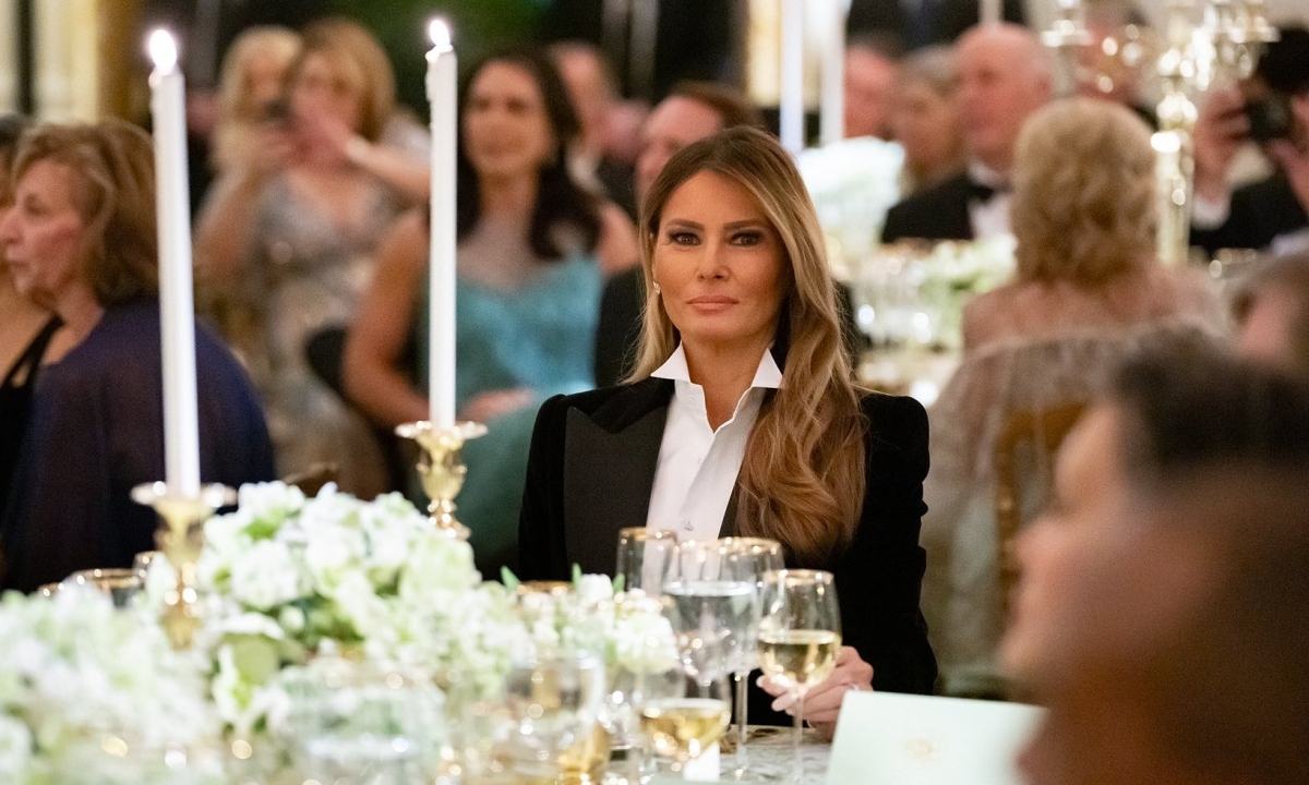 Bà Melania về Nhà Trắng sau 4 tuần vắng mặt