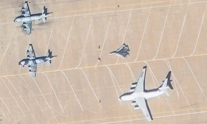 Tiêm kích tàng hình Su-57 và vận tải cơ Il-76 của Nga tại căn cứ Bandar Abbas, Iran trong ảnh chụp ngày 19/1. Ảnh: Maxar
