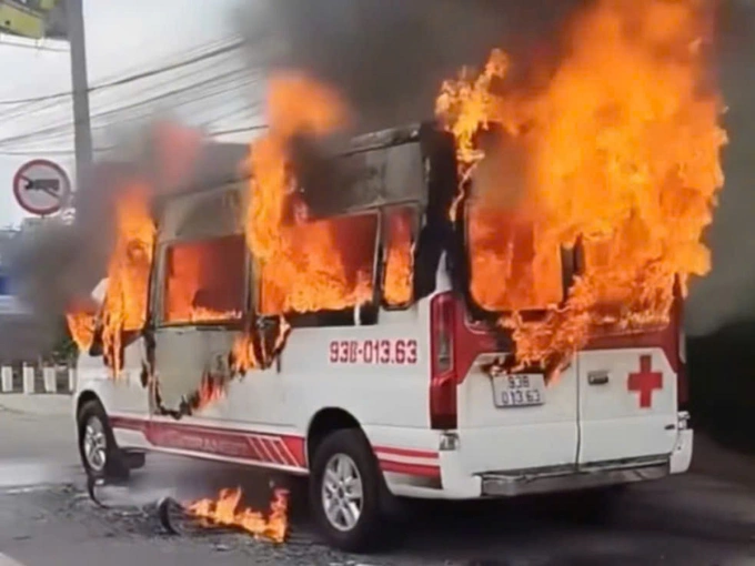 Lửa bao trùm xe cấp cứu. Ảnh: Thái Hà
