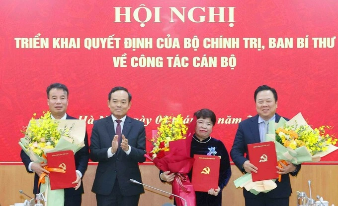 Trưởng ban Chính sách, chiến lược Trung ương Trần Lưu Quang trao quyết định bổ nhiệm Phó ban cho bà Nguyễn Thúy Anh, ông Nguyễn Hoàng Anh và Nguyễn Thế Mạnh, sáng 3/3. Ảnh: TTXVN