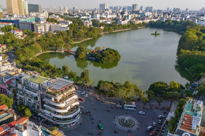 Hà Nội đang nghiên cứu mở rộng không gian công cộng ở Hồ Gươm. Ảnh: Giang Huy