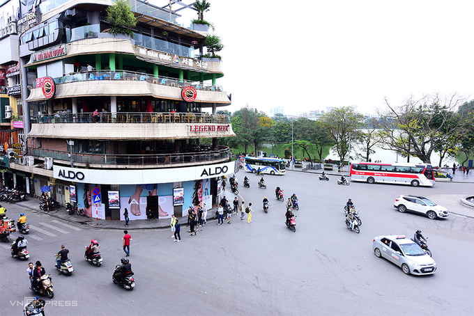 Toà nhà Hàm cá mập nằm ở khu vực Quảng trường Đông Kinh Nghĩa Thục. Ảnh: Giang Huy