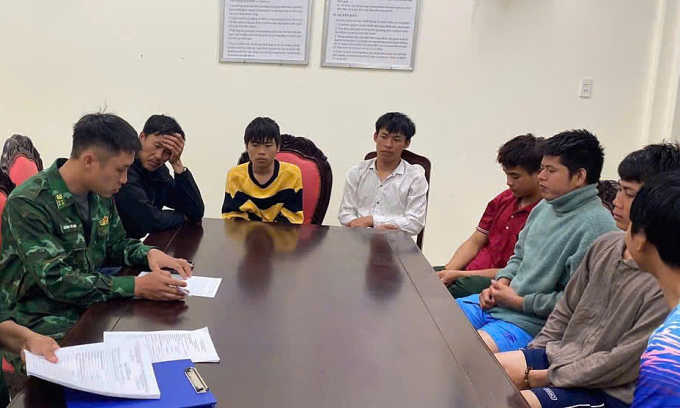 Bảy thuyền viên bơi vào bờ đang trình báo với Đồn biên phòng Lý Sơn. Ảnh: Thạch Thảo