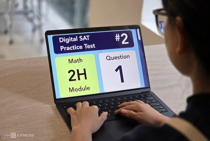 Người học luyện thi SAT trên máy tính. Ảnh minh hoạ:Thanh Hằng