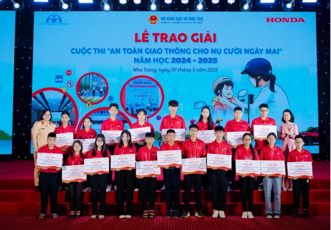 Học sinh nhận giải thưởng trong cuộc thi An toàn giao thông cho nụ cười ngày mai, năm học 2024-2025. Ảnh: HVN
